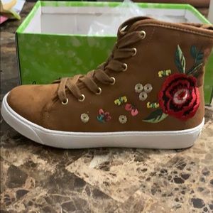 Girls Sneaker NWT size 3
